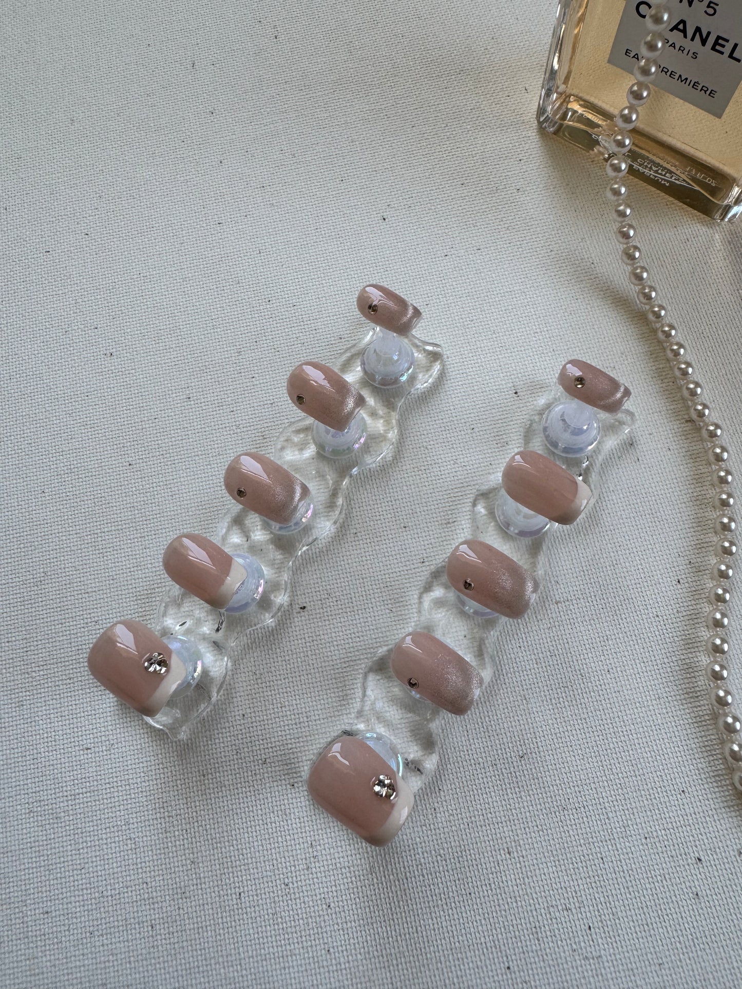 Soft Nude Glam Cat Eye Press-On Nails – Pearly White with Gold Sparkle