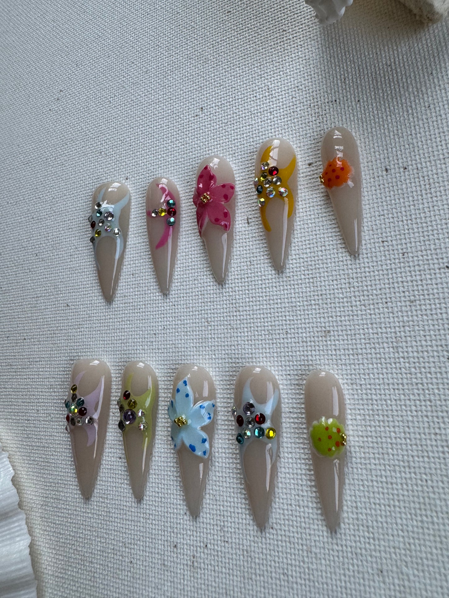 Starfish Gem – Transparent Nude Press-Ons with Painted Sea Stars & Colored Gems