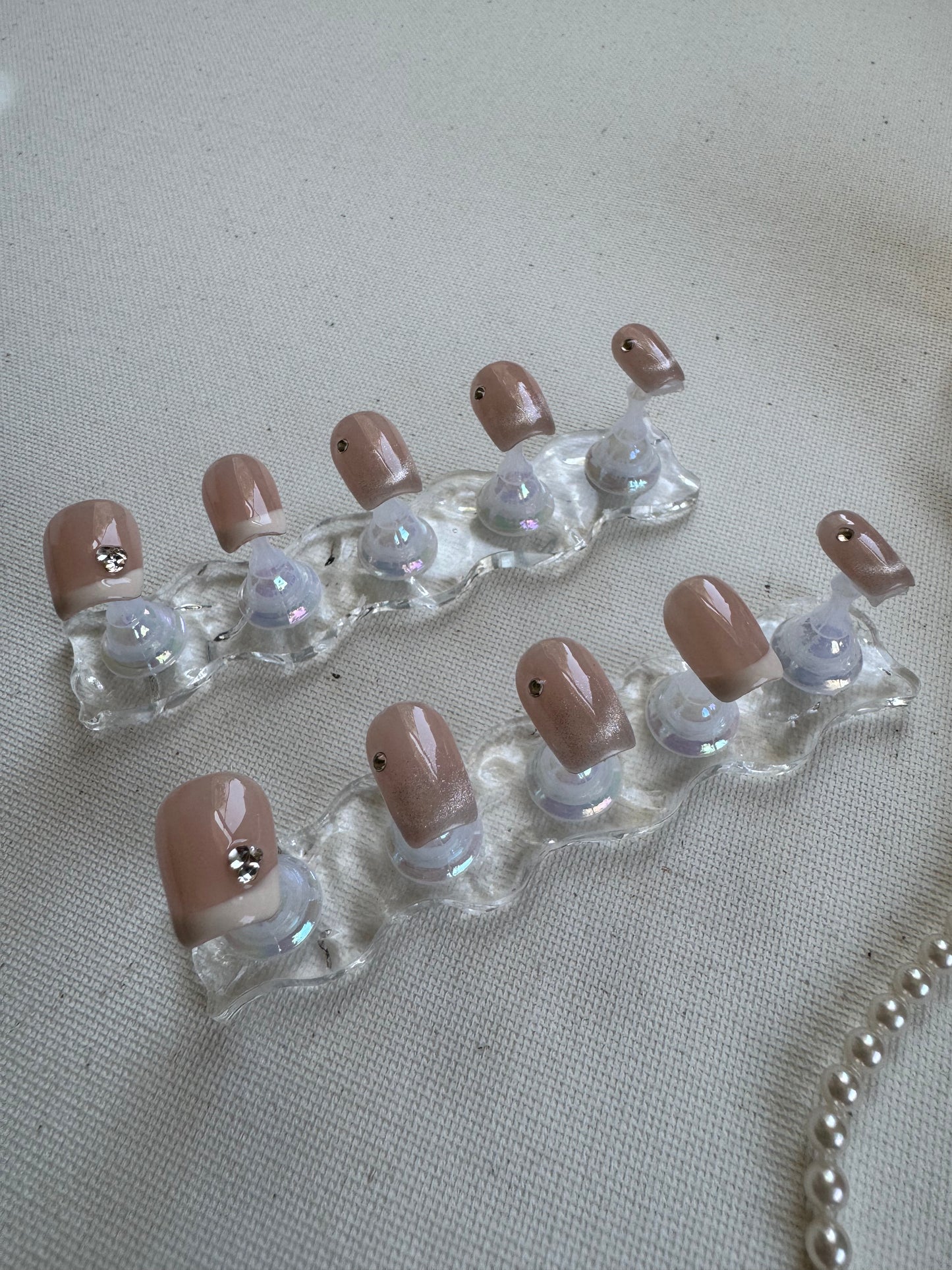 Soft Nude Glam Cat Eye Press-On Nails – Pearly White with Gold Sparkle